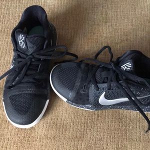Boys Size 1 Kyrie Basketball Shoes